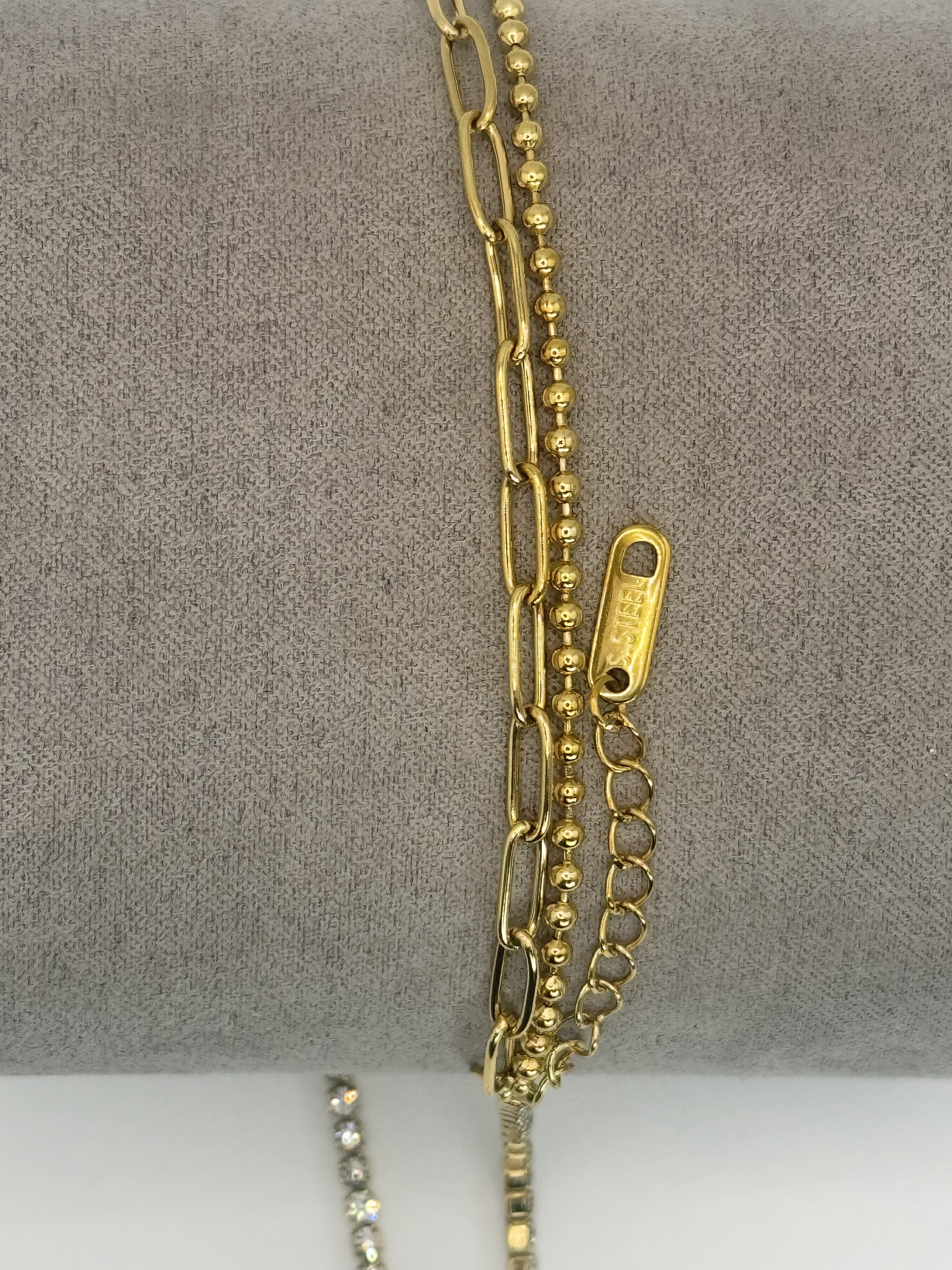 Goldene Armbänder