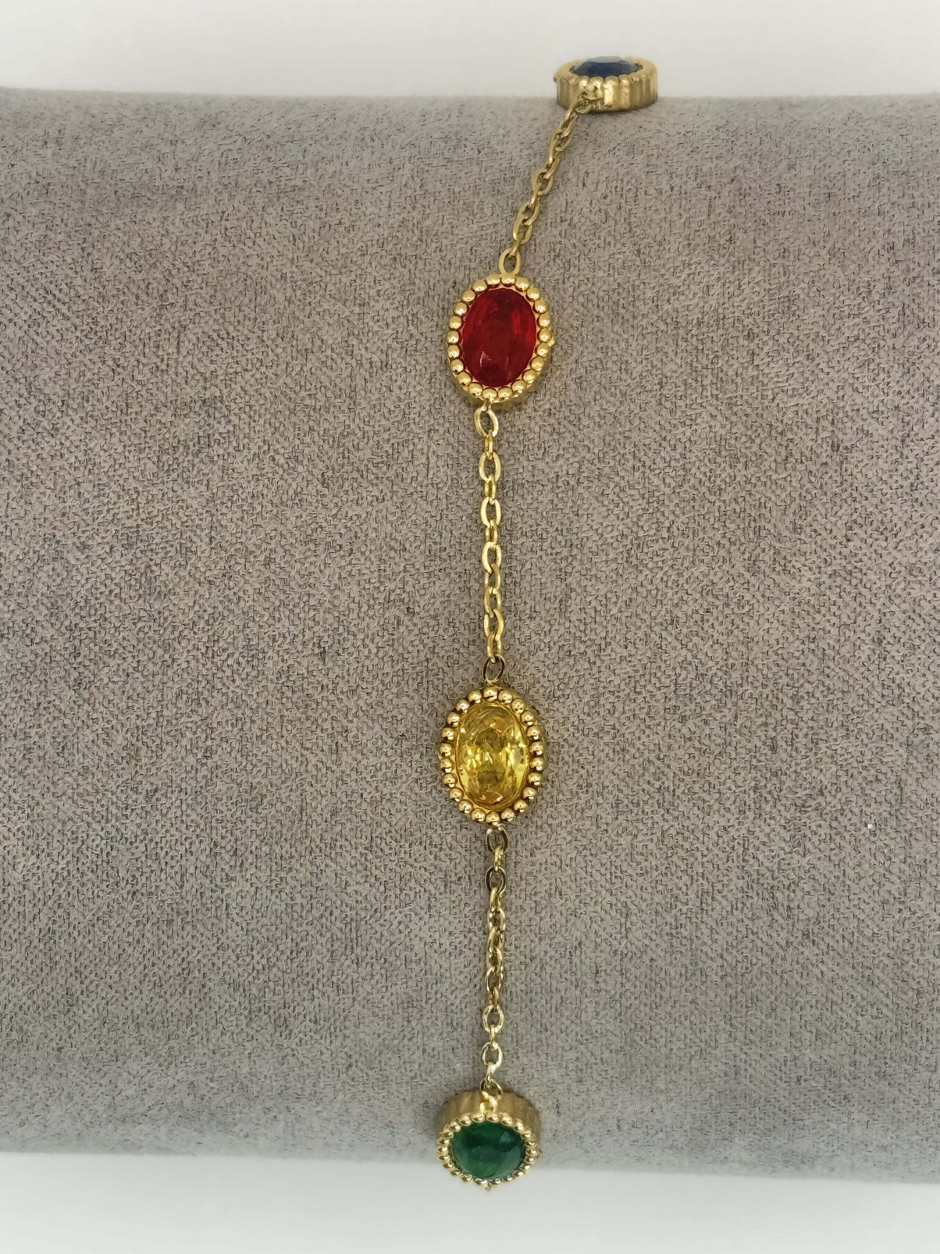 Goldene Armbänder